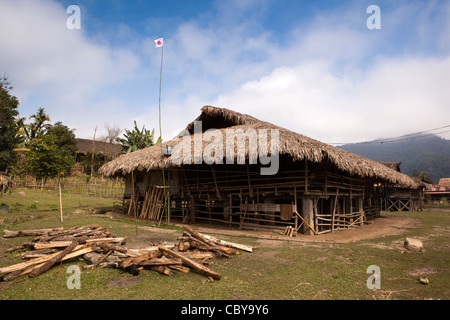 India, Arunachal Pradesh, lungo, villaggio Podbi, donya polo bandiera fuori casa fatta di materiali naturali Foto Stock