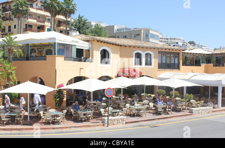 In scena a Puerto Portals Marina - Wellies Bar e Ristorante - Calvia, Sud Ovest di Mallorca / Maiorca, isole Baleari, Spagna. Foto Stock