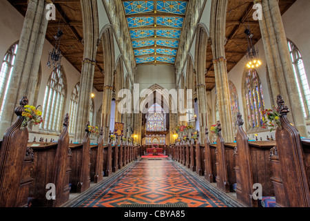 Guardando ad est verso il basso la navata verso il coro. Chiesa della Santa Trinità, Hull, East Yorkshire. Foto Stock