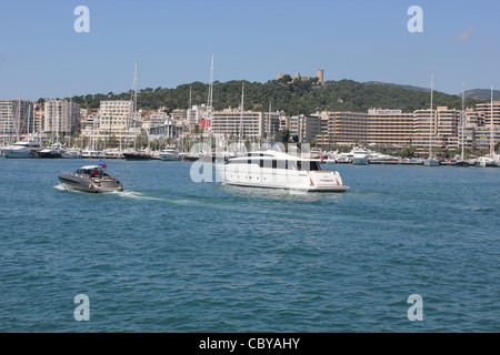 In scena il porto di Palma de Mallorca - lusso italiano Riva yacht a motore passando un Sanlorenzo SL104 superyacht di lusso Foto Stock