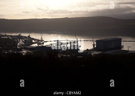 Area della Gare Loch, Scozia. Stagliano vista della Royal Navy base sottomarina a Faslane in Gare Loch. Foto Stock