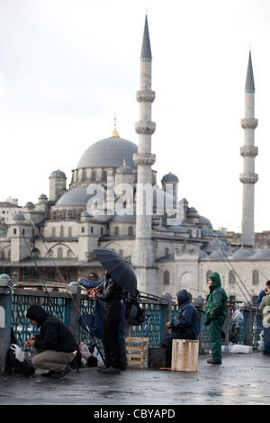 Gli uomini di pesca sul Ponte Galata attraverso il Golden Horn, Istanbul, Turchia. Foto:Jeff Gilbert Foto Stock