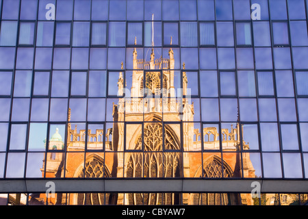 Chiesa della Santa Trinità si riflette in un edificio vicino. Scafo, East Yorkshire. Foto Stock