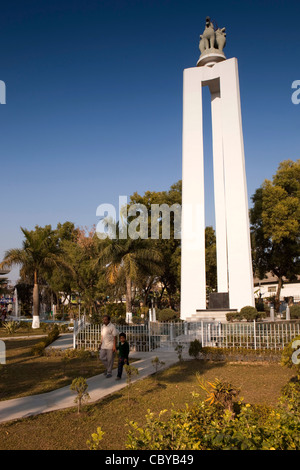 India, Manipur, Imphal, Shaheed Minar, in corrispondenza delle pareti di antica capitale; Kangla in Bir Sikendrajit park Foto Stock