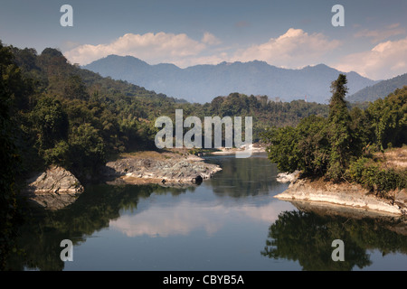India, Arunachal Pradesh, lungo, Himalayan fothills riflessa nel fiume Siyom Foto Stock