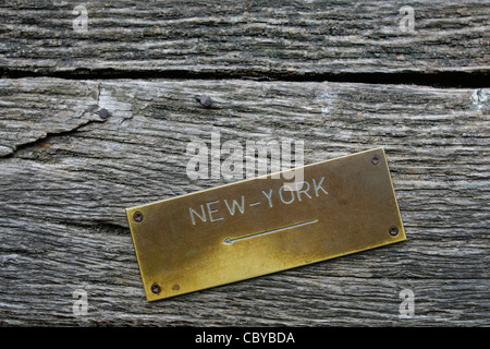 Cartello in metallo che mostra la distanza di New York Foto Stock