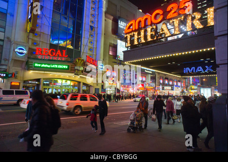 L'AMC 25 e Regal Cinemas sulla 42nd Street in Times Square a New York Foto Stock