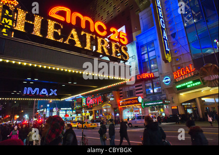 L'AMC 25 e Regal Cinemas sulla 42nd Street in Times Square a New York Foto Stock
