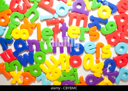 Lettere colorate e i numeri sul frigo Foto Stock