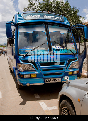 Gloria servizi funebri in autobus in una strada a voi nel sud del Kenya Foto Stock