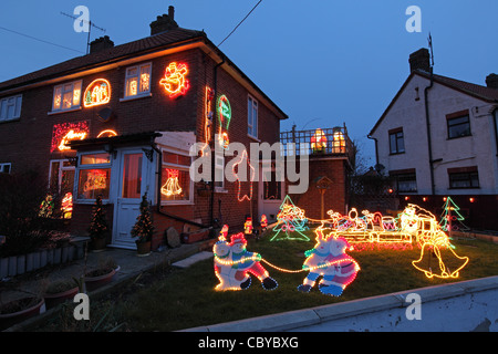 Notte fotografia del Regno Unito casa suburbana home, con esterni illuminati decorazioni di Natale, Suffolk, Regno Unito Foto Stock