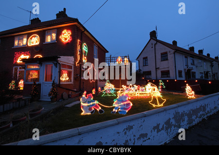 Notte fotografia del Regno Unito casa suburbana home, con esterni illuminati decorazioni di Natale, Suffolk, Regno Unito Foto Stock