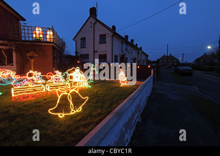 Notte fotografia del Regno Unito casa suburbana home, con esterni illuminati decorazioni di Natale, Suffolk, Regno Unito Foto Stock