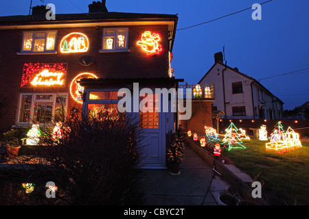 Notte fotografia del Regno Unito casa suburbana home, con esterni illuminati decorazioni di Natale, Suffolk, Regno Unito Foto Stock