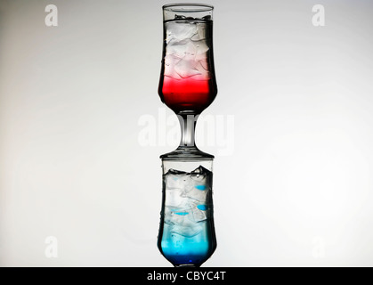 Due cocktail colorati contro uno sfondo bianco Foto Stock