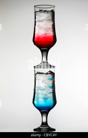 Due cocktail colorati contro uno sfondo bianco Foto Stock