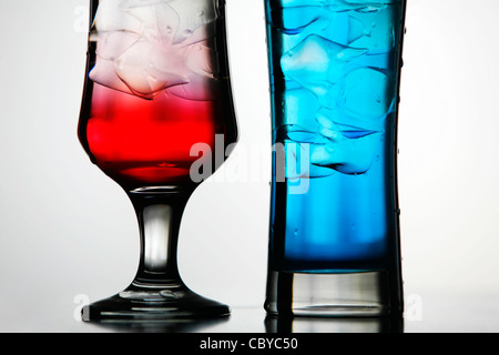 Due cocktail colorati contro uno sfondo bianco Foto Stock