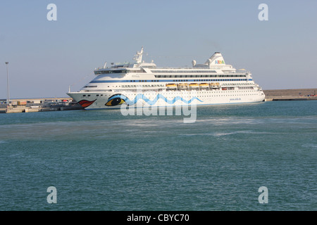 Nave da crociera "Aidavita' - durante una delle sue visite settimanali al porto di Palma di Maiorca, isole Baleari, Spagna Foto Stock