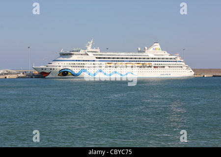 Nave da crociera "Aidavita' - durante una delle sue visite settimanali al porto di Palma di Maiorca, isole Baleari, Spagna Foto Stock