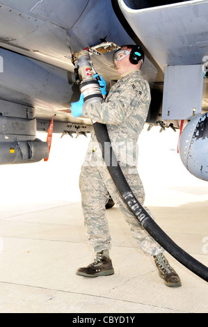 Airman Phillip Huston di prima classe collega un tubo flessibile del carburante a un F-15E Strike Eagle durante una buca calda il 17 novembre 2009, alla base dell'aeronautica di Seymour Johnson, N.C. Una buca calda è quando il getto atterra e spegne un motore per fare rifornimento per un'altra missione. Airman Huston è assegnato al quarto Squadron di manutenzione dell'aeromobile ed è di Salisbury, N.C. Foto Stock