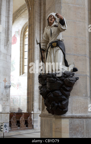 Statua di un minatore in Santa Barbara è la Chiesa, a Kutná Hora, Repubblica Ceca Foto Stock