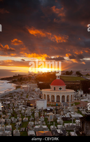 Sunrise over storica di Santa Maria Magdalena de Pazzis cimitero nella città vecchia di San Juan di Porto Rico Foto Stock