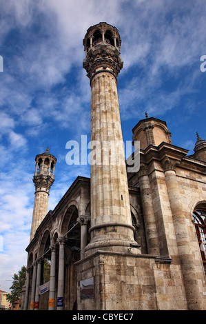 Molto impressionante minareti (fine stile ottomano) di Aziziye Camii (moschea), vicino al mercato di Konya città, Anatolia, Turchia Foto Stock