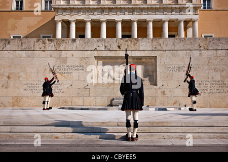 Cambio della guardia presidenziale ("Evzones' o 'Evzoni') davanti al monumento del "Unknown Soldier", Atene, Grecia. Foto Stock