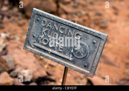 Segnavia a Twyfelfontein antiche incisioni rupestri del sito - Damaraland - Regione di Kunene, Namibia, Africa Foto Stock