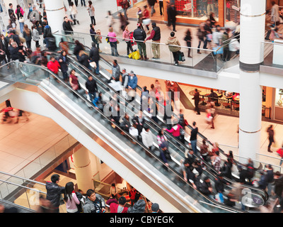 Sfumato con il movimento di persone su una scala mobile a Toronto Eaton Centre shopping mall il boxing day 2011. Toronto, Ontario, Canada. Foto Stock