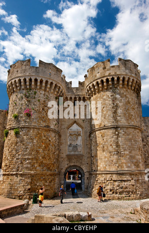 Saint Catherine's Gate al mare pareti (Sachtouri costa) della città medievale di Rodi, Dodecanneso, Grecia Foto Stock