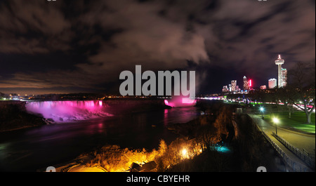 Notturna paesaggio panoramico delle Cascate del Niagara illuminate con luci colorate. In Ontario, Canada. Foto Stock