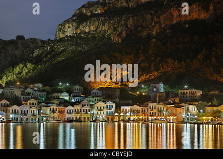 Parziale vista notturna del pittoresco villaggio di Kastellorizo (o 'Meghisti') isola, Dodecaneso, Grecia Foto Stock
