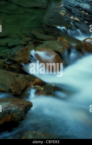 Corrente a base di Moss Glen Falls, Vermont. Foto Stock