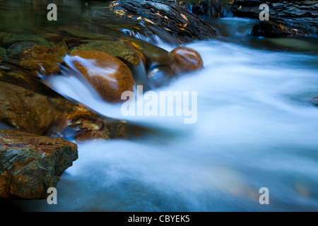 Corrente a base di Moss Glen Falls, Vermont. Foto Stock