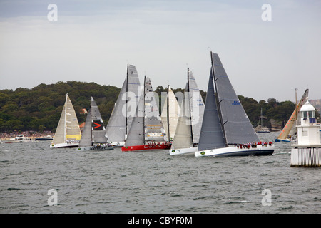 2011 Rolex Sydney Hobart yacht race, yacht allineare per la partenza della gara nel porto di Sydney Foto Stock