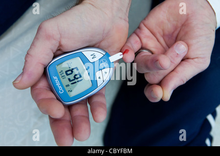 Il livello di glucosio nel sangue meter utilizzato dai diabetici per misurare il livello di zucchero nel sangue Foto Stock