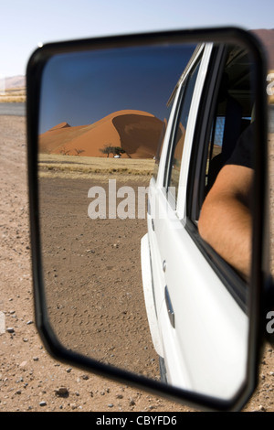 Vista delle Dune 45 in specchietto retrovisore - Sossusvlei National Park - Namib-Naukluft National Park, Namibia, Africa Foto Stock