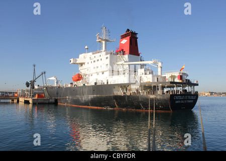 Petrolium veicolo del prodotto "Castillo de Trujillo' di scarico nel porto di Palma di Maiorca, isole Baleari, Spagna Foto Stock