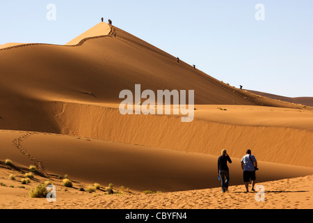 Persone che salgono Dune - Sossusvlei National Park - Namib-Naukluft National Park, Namibia, Africa Foto Stock