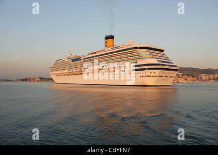 Costa Cruise Lines nave da crociera "Costa Serena' arrivando alla mattina presto nel porto di Palma de Mallorca / Maiorca Foto Stock