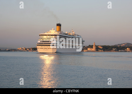 Costa Cruise Lines nave da crociera "Costa Serena' arrivando alla mattina presto nel porto di Palma de Mallorca Foto Stock