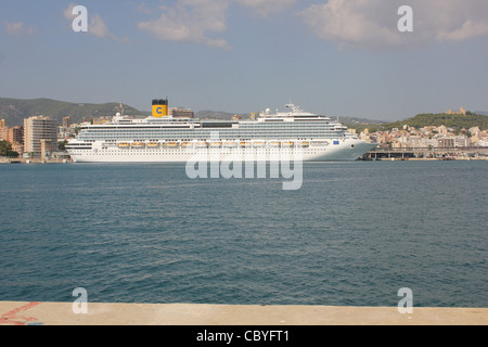 Costa Cruise Lines nave da crociera "Costa Serena' sulla banchina di ormeggio nel porto di Palma de Mallorca Foto Stock