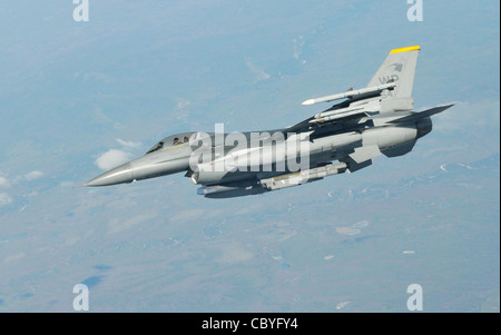 Un F-16 Fighting Falcon pilota si sposta nella posizione come egli attende per il resto del suo quattro-nave formazione per il rifornimento come essi partecipano in bandiera rossa-Alaska 27 aprile 2010. Foto Stock