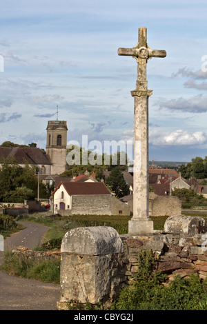 Croce sul ciglio della strada vicino ai vigneti, villaggio di Pommard, vino di Borgogna ROAD, COTE D'OR (21), Borgogna, Francia Foto Stock