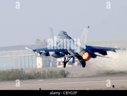 Un Falco combattente F-16 della base aerea di Aviano, Italia, decade il 2 febbraio 2010 alla base aerea di Saragozza, Spagna. Durante il loro schieramento a Saragozza AB, 555th Fighter Squadron piloti hanno volato 239 sorties in nove giorni di volo. Foto Stock