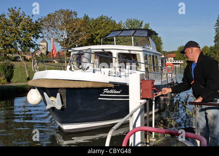 Gita in barca sul Canale di Borgogna, PORTO DI VANDENESSE-en-Auxois, COTE D'OR (21), Borgogna, Francia Foto Stock