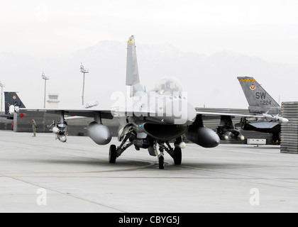 Un F-16 Fighting Falcon dalla 79th expeditionary fighter squadron si prepara a prendere il via dalla bagram airfield, Afghanistan, dec. 26, 2009. Foto Stock