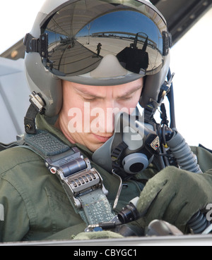 Il primo tenente Scott Kotowski, un pilota studente attivo assegnato all'Ala 149th Fighter dell'Air National GuardÕs, collega la sua maschera di ossigeno al regolatore di ossigeno nel suo F-16 Fighting Falcon prima dell'avviamento del motore 23 aprile. Kotowski è uno dei 9 studenti piloti che partecipano all'esercizio Coronet Cactus alla Davis Monthan Air Force base, Arizona. La 149esima ala dei combattenti è assegnata alla Kelly Annex di San Antonio, Texas. Foto Stock