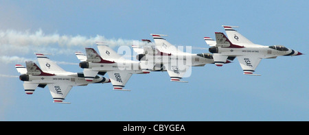 L'Air Force Thunderbirds ha abbagliato i visitatori dello spettacolo aereo Thunder in the Bay il 4 aprile, volando in stretta formazione sulla base dell'aeronautica di Keesler, Miss. lo spettacolo aereo di due giorni è stato il primo spettacolo aereo della base in cinque anni, e la folla è stata stimata a più di 142,000. Foto Stock